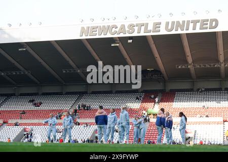 Vista generale dei giocatori inglesi che ispezionano il campo in vista delle qualificazioni per l'Euro 2025 della UEFA A, partita del gruppo A3 al St. James' Park, Newcastle upon Tyne. Data foto: Venerdì 31 maggio 2024. Foto Stock