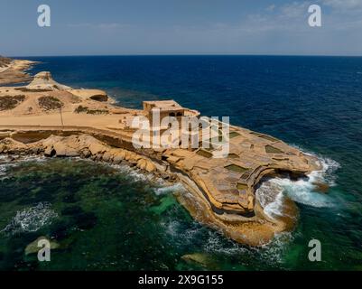 Famosa attrazione turistica dell'isola di Gozo, le saline nella baia di Xwejni, Xwejni, l'isola di Gozo, una parte delle isole di Malta. Foto Stock