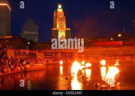 Una grande folla si riunisce per guardare i falò che si accendono durante il Providence, Rhode Island Waterfire festival di notte Foto Stock