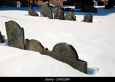 Boston, Massachusetts, USA 5 febbraio 2009 Snow quasi seppellisce le tombe storiche nel COPPS Hill Burial Grounds, un cimitero storico di Boston Foto Stock