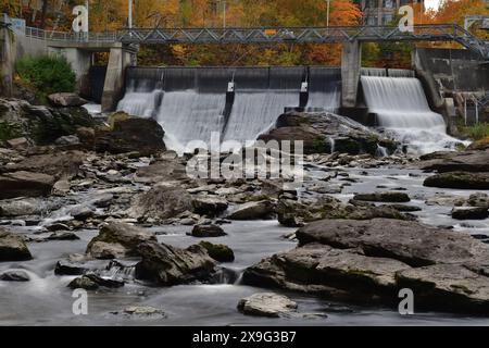 SHERBROOKE, QUEBEC, CANADA - 10 ottobre 2022, fiume Magog diga della centrale idroelettrica di Sherbrooke Abenakis Foto Stock