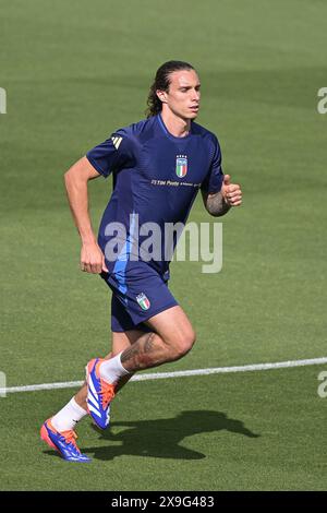 Centro tecnico federale, Coverciano, Italia. 31 maggio 2024. Italian Football Training Camp davanti alle amichevoli contro Bosnia e Turchia, Firenze, Italia; Riccardo Calafiori di Italia crediti: Action Plus Sports/Alamy Live News Foto Stock