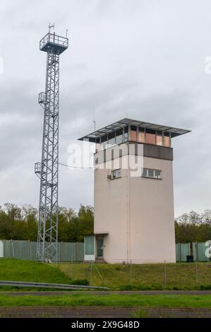 Harbke, Germania - 19 aprile 2024: Torre di Obserwation nell'area di uscita del valico di frontiera di Marienborn. Foto Stock