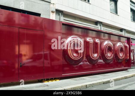 Esterno del negozio di alta moda Gucci in via Montenapoleone in fase di ristrutturazione, con un marchio gigante sulla facciata, Milano, Lombardia, Italia Foto Stock