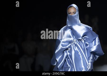 Anversa, Belgio. 31 maggio 2024. Un modello raffigurato sulla passerella durante la sfilata di moda di fine anno che mostra le creazioni degli studenti del Bachelor e del master del dipartimento di moda della Royal Academy of fine Arts - AP Hogeschool, ad Anversa, venerdì 31 maggio 2024. BELGA FOTO KRISTOF VAN ACCOM credito: Belga News Agency/Alamy Live News Foto Stock