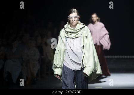 Anversa, Belgio. 31 maggio 2024. Un modello raffigurato sulla passerella durante la sfilata di moda di fine anno che mostra le creazioni degli studenti del Bachelor e del master del dipartimento di moda della Royal Academy of fine Arts - AP Hogeschool, ad Anversa, venerdì 31 maggio 2024. BELGA FOTO KRISTOF VAN ACCOM credito: Belga News Agency/Alamy Live News Foto Stock