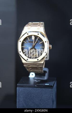 New York, Stati Uniti. 31 maggio 2024. Audemars Piguet riferimento 26730OR.OO.1320OR.01 Royal Oak Tourbillon 50th Anniversary, est. $100.000-200.000 è stato visto all'anteprima della Knockout Watch Collection di Sylvester Stallone al Sotheby's di New York, New York, il 31 maggio 2024. Gli orologi della collezione Stallone faranno da protagonista l'importante asta di orologi di Sotheby il 5 giugno. (Foto di Efren Landaos/Sipa USA) credito: SIPA USA/Alamy Live News Foto Stock