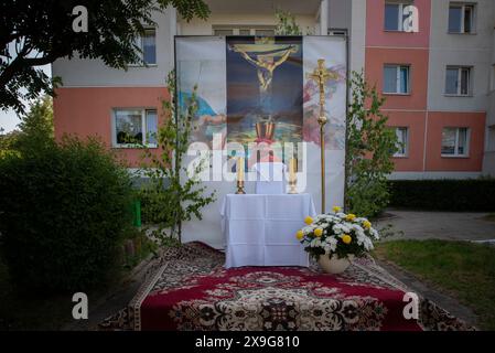 Uno degli altari eretti dai residenti della città in cui si svolge la preghiera. Il 30 maggio in Polonia si celebra il Corpus Christi, la festa del Santissimo corpo e del sangue di Cristo. Per i cattolici, questa è una festa speciale e gioiosa, che ricorda l'ultima cena e la trasformazione del pane e del vino nel corpo e nel sangue di Cristo. In GDA?sk, dopo una solenne messa nella Chiesa della Divina Misericordia, una processione attraversò le strade della città. La processione si fermò negli altari allestiti dai residenti tra i blocchi di appartamenti. (Foto di Agnieszka Pazdykiewicz/SOPA Images/Sipa USA) Foto Stock