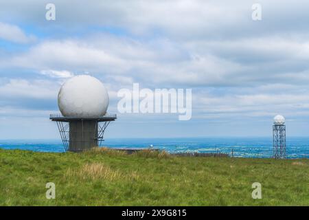 Radar National Air Traffic and Weather sulla cima della collina Titterstone Clee nello Shropshire, Regno Unito Foto Stock