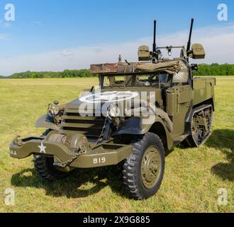 M3 Half-Track Armored Personnel Carrier al le Temps Des Helices Air Show 2024 a la Ferte-Alais, Francia Foto Stock