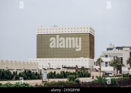 Doha, Qatar - 1 maggio 2024: Edificio della Banca centrale del Qatar (ex Autorità monetaria del Qatar) nel centro di Doha, Qatar. Foto Stock