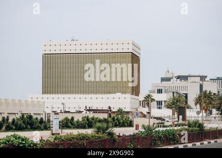 Doha, Qatar - 1 maggio 2024: Edificio della Banca centrale del Qatar (ex Autorità monetaria del Qatar) nel centro di Doha, Qatar. Foto Stock