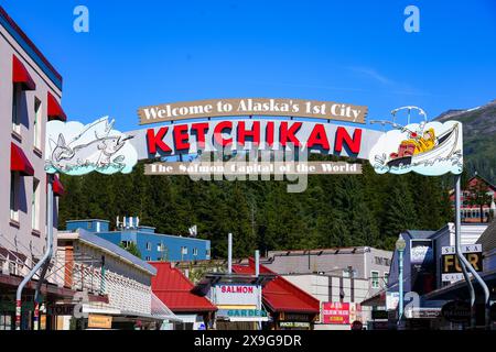 Il cartello "Welcome to Ketchikan" si innalza su una strada della città storica, soprannominata "capitale mondiale del salmone". È la città più meridionale dell'Alaska Foto Stock