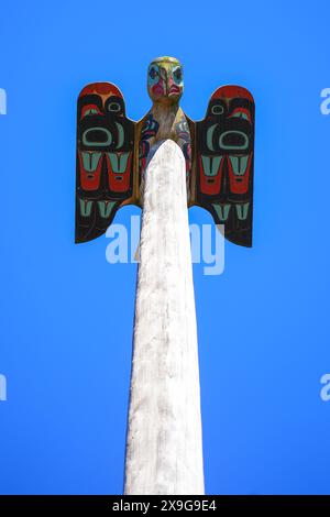 Il totem capo Johnson fu scolpito da Israel Shotridge e cresciuto nel 1989 a Ketchikan. Rappresenta un Kajuk, lo stemma del capo Tlingit J Foto Stock