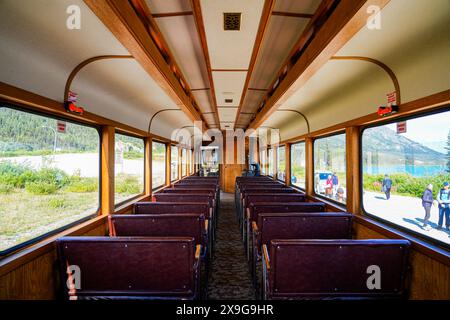 All'interno di un'auto della ferrovia White Pass e Yukon Route che porta i turisti da Skagway, Alaska, al confine canadese Foto Stock