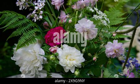 Un bouquet di splendidi fiori da giardino su un tavolo bianco. Rose. Foto Stock