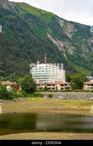 Edificio federale nel centro di Juneau visto dall'Overstreet Park sul lungomare di Juneau, la capitale dell'Alaska, USA Foto Stock