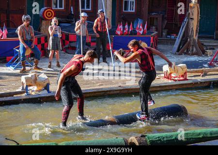 Lumberjacks che partecipano ai giochi di log roll al Great Alaskan Lumberjack Show a Ketchikan, Alaska - popolare attrazione turistica dove i taglialegna sbucano Foto Stock