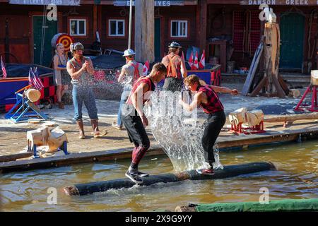 Lumberjacks che partecipano ai giochi di log roll al Great Alaskan Lumberjack Show a Ketchikan, Alaska - popolare attrazione turistica dove i taglialegna sbucano Foto Stock