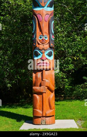 Totem in legno dipinto di fronte al Totem Heritage Center di Ketchikan, Alaska, USA Foto Stock