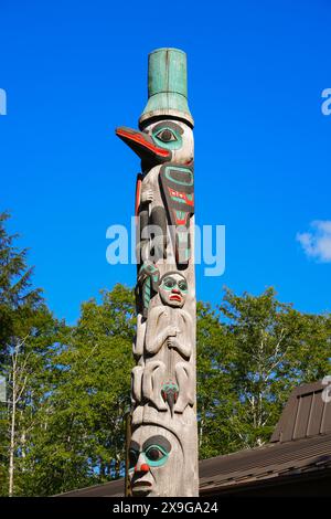 Totem in legno dipinto di fronte al Totem Heritage Center di Ketchikan, Alaska, USA Foto Stock