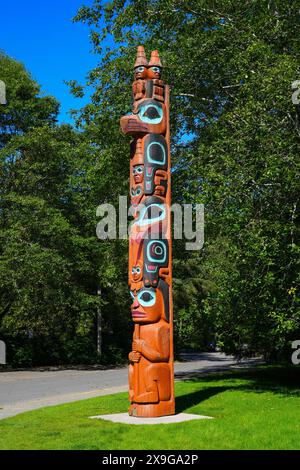 Totem in legno dipinto di fronte al Totem Heritage Center di Ketchikan, Alaska, USA Foto Stock