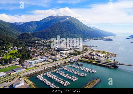 Vista aerea del centro di Juneau, la capitale dello stato dell'Alaska, USA, lungo il canale di Gastineau nell'Artico - Harris Harbor torreggiato dall'Alaskan Sum Foto Stock