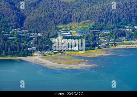 Veduta aerea di Douglas, un quartiere residenziale fronte oceano di fronte a Juneau, la capitale dell'Alaska, USA - sviluppo immobiliare lungo il Coas Foto Stock