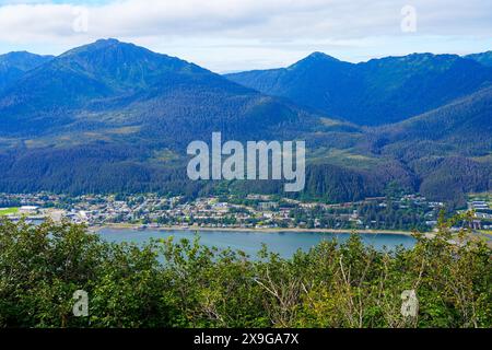 Veduta aerea di Douglas, un quartiere residenziale fronte oceano di fronte a Juneau, la capitale dell'Alaska, USA - sviluppo immobiliare lungo il Coas Foto Stock