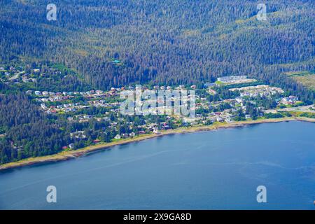 Veduta aerea di Douglas, un quartiere residenziale fronte oceano di fronte a Juneau, la capitale dell'Alaska, USA - sviluppo immobiliare lungo il Coas Foto Stock