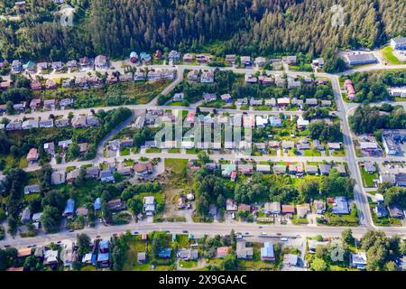 Veduta aerea di Douglas, un quartiere residenziale fronte oceano di fronte a Juneau, la capitale dell'Alaska, USA - sviluppo immobiliare lungo il Coas Foto Stock