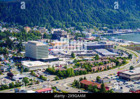 Vista aerea del centro di Juneau, la capitale dello stato dell'Alaska, USA, lungo il canale di Gastineau nell'Artico Foto Stock