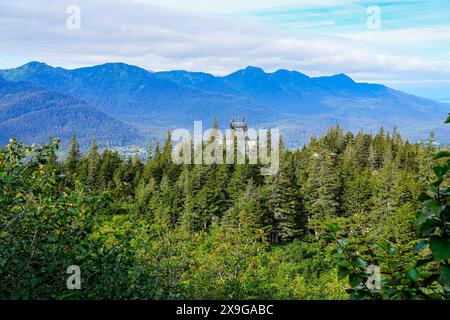 Douglas Island vista dalla cima del Monte Roberts vicino alla stazione superiore della funivia Goldbelt tram sopra Juneau, la capitale dell'Alaska, USA Foto Stock