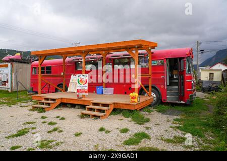 Autobus rosso che ospita un ristorante messicano nel centro storico di Skagway, Alaska - cibo da asporto nel Klondike Gold Rush National Historic Park Foto Stock