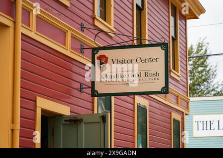 Centro storico di Skagway, Alaska - cartelli con negozi d'epoca a Broadway, la strada principale dello shopping del Klondike Gold Rush National Historic Park Foto Stock