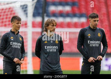 Londra, Regno Unito. 31 maggio 2024. (Da L a R) Arda Guler, Luka Modric, fede Valverde (Real Madrid) visto durante l'allenamento ufficiale prima della finale di UEFA Champions League 2024 tra Borussia Dortmund e Real Madrid allo stadio di Wembley. Credito: SOPA Images Limited/Alamy Live News Foto Stock