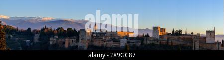 Granada, Spagna. La fortezza dell'Alhambra e il complesso del palazzo. Vista panoramica in splendida serata. Punto di riferimento per i viaggi in Europa. Foto Stock