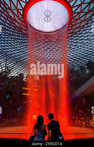 L'Aeroporto Jewel Changi e' un nuovo edificio terminal sotto una cupola di vetro, con cascata interna e foresta tropicale, centri commerciali e ristoranti, a Singapore Foto Stock