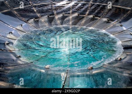 La fontana idromassaggio con acqua tornado, il vortice d'acqua nella fontana di fronte al centro commerciale Shoppes at Marina Bay Sands Foto Stock