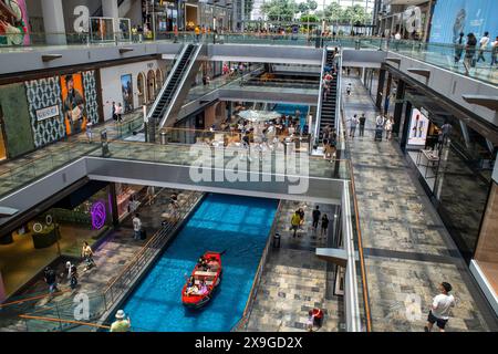 The Shoppes at Marina Bay Sands, Shopping Mall nel complesso alberghiero e casinò Marina Bay Sands, Singapore, Sud Est Asiatico Foto Stock