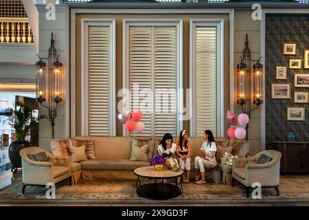 L'iconico Fullerton Hotel coloniale si trova sul lungomare del centro cittadino di Singapore Foto Stock