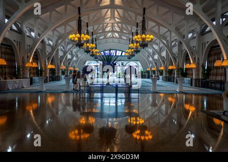 L'iconico Fullerton Hotel coloniale si trova sul lungomare del centro cittadino di Singapore Foto Stock