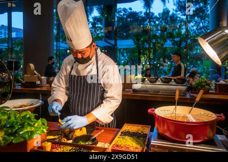 Ristorante a buffet Parkroyal COLLECTION hotel a Marina Bay Singapore. Il timo ti affascinerà con una varietà di autentici piatti asiatici e internazionali Foto Stock