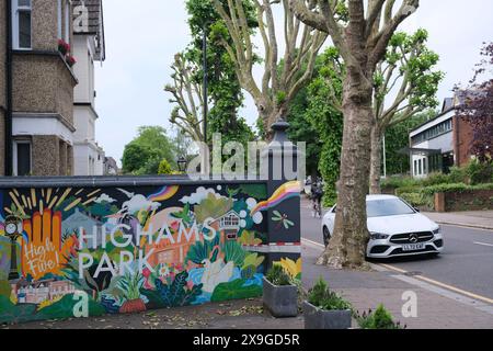 Street art a Highams Park, parte del collegio di Chingford and Woodford Green, dove i laburisti impedirono a Faiza Shaheen di candidarsi alle elezioni Foto Stock