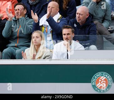 Parigi, Francia. 31 maggio 2024. Il padre di ZIZOU Koen Bergs (L superiore), la fidanzata di Zizou (fronte C) e l'allenatore di Zizou Ruben Bemelmans (fronte CR) partecipano ad una partita di tennis tra Bergs belga e Dimitrov bulgaro, nel terzo turno dei singoli maschili, al Roland Garros French Open di Parigi, Francia, venerdì 31 maggio 2024. Il torneo del grande slam di quest'anno si svolge dal 26 maggio al 9 giugno. BELGA PHOTO BENOIT DOPPAGNE credito: Belga News Agency/Alamy Live News Foto Stock