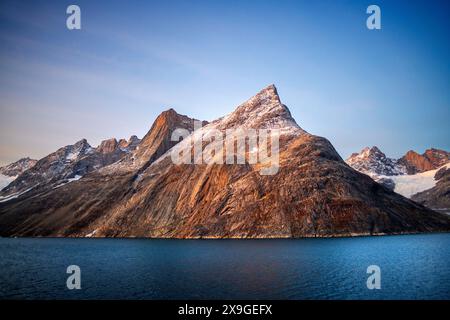 Thryms (Thrym) Glacier, grandi, ritirandosi, tidewater ghiacciaio, Skjoldungen Fjord, gloriosa meteo, remote a sud est della Groenlandia, Danimarca, regioni polari Foto Stock