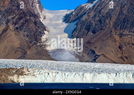 Thryms (Thrym) Glacier, grandi, ritirandosi, tidewater ghiacciaio, Skjoldungen Fjord, gloriosa meteo, remote a sud est della Groenlandia, Danimarca, regioni polari Foto Stock