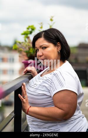 Ritratto di una donna ispanica di 39 anni su una terrazza, Jette, Bruxelles, Belgio. modello rilasciato Foto Stock