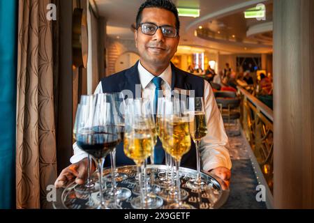 Drink di benvenuto all'interno del Silversea Endeavor sulla costa della Groenlandia Foto Stock