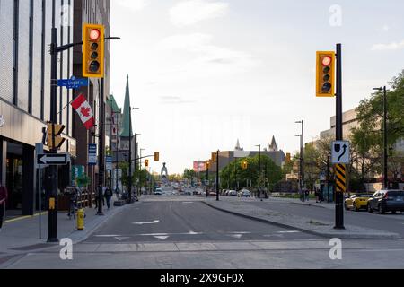 Ottawa, Canada - 24 maggio 2015: Elgin Street nel centro di Ottawa. Strada con incrocio e semafori. Foto Stock